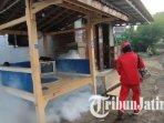 Dinkes-Ponorogo-melakukan-fogging-di-Dusun-Trenceng-Mrican-Jenangan-Ponorogo-karena-chikungunya.jpg