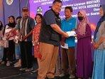 Dinsos-Kota-Kediri-menyalurkan-bantuan-sosial-pada-masyarakat-kurang-mampu-di-Kota-Kediri.jpg