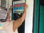 Dinsos-berikan-stiker-ke-rumah-warga.jpg