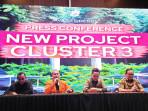 Direktur-Java-Residence-Rachmat-Suhendra-pegang-mic-saat-mengenalkan-produk-baru.jpg