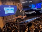 Direktur-PT-Tekno-Otsar-Vision-Jakobus-Wiryawan-mengenalkan-smart-lectern.jpg