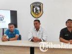 Direktur-Teknik-Malang-United-Rochmad-Santoso-Presiden-Malang-United-Aris-Pratama.jpg