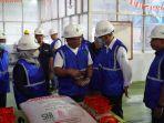 Direktur-Utama-ID-FOOD-Sis-Apik-Wijayanto-saat-melakukan-monitoring-giling-tebu-di-PT-PG-Rajawali-I.jpg
