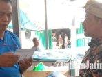 Disperindag-Kota-Blitar-membagikan-selebaran-tentang-cara-pendaftaran-konsumen-BBM-bersubsidi.jpg