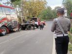 Ditlantas-Polda-Jatim-saat-melakukan-olah-TKP-di-lokasi-kecelakaan-bus-pariwisata-di-bromo.jpg