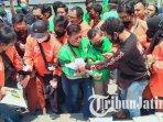 Driver-ojek-online-dapat-bantuan-beras-yang-dibagikan-Polres-Kediri-Kota-di-Kediri-Memorial-Park.jpg