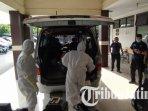 Dua-ambulans-pengangkut-jenazah-korban-ambruknya-musala-Ponpes-Al-Khoziny-Sidoarjo.jpg