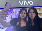 Dua-model-tengah-melakukan-swafoto-menggunakan-Vivo-V40-Lite-di-depan-outlet-baru.jpg