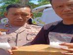 Dua-polisi-menunjukkan-dua-paket-sabu-yang-ditemukan-di-depan-Gelora-10-November.jpg