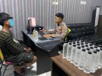 Dua-remaja-bau-kencur-nekat-jual-miras-Ilegal-jenis-arak-Bali-melalui-media-sosial.jpg