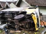 Truk Boks Rem Blong di Ngantang Malang, Hantam Dua Rumah dan Timpa Mobil Warga