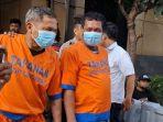 Dua-spesialis-maling-motor-saat-digelandang-petugas-di-Polresta-Sidoarjo.jpg