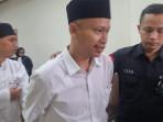 Dua-terdakwa-Resa-depan-dan-Deva-belakang-di-Pengadilan.jpg
