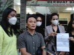 Dua-waria-bernama-Fury-dan-Deca-didampingi-kuasa-hukumnya-saat.jpg