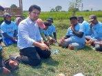 Duduk-lesehan-Emil-Dardak-mengajak-dialog-petani-di-Desa-Sumursongo-karas.jpg