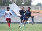 Duel-pemain-Putra-Delta-Sidoarjo-kiri-melawan-Gresik-United.jpg