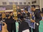 Edhie-Baskoro-Yudhoyono-saat-menyerahkan-piala-juara-umum-Kejuaraan-Pencak-Silat-PSHT.jpg