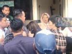 Elok-Dwi-Kadja-pengacara-Diana-menangis-di-depan-pos-satpam-Pengadilan-Negeri-Surabaya.jpg