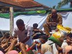 Emak-emak-saat-berdesakan-membeli-Beras-SPHP-dalam-Gerakan-Pangan-Murah-Senin.jpg