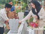 Emil-Dardak-dan-Arumi-Bachsin-berziarah-ke-makam-leluhur-di-trenggalek.jpg
