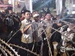 Emil-Elestianto-Dardak-menemui-langsung-para-buruh-di-Depan-Kantor-Gubernur.jpg