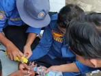 Evakuasi-Petugas-Damkar-Pos-Rengel-Tuban-saat-mengevakuasi-cincin-yang-terjepit.jpg