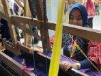 Evariani-Aminuddin-istri-Wali-Kota-Probolinggo-mengunjungi-Kampung-Tenun-Bandar-Kidul-Kota-Kediri.jpg