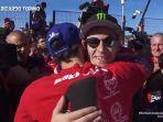 Fabio-Quartararo-memberikan-ucapan-selamat-kepada-Francesco-Bagnaia.jpg