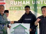 Fadly-Alberto-saat-menerima-rumah-baru.jpg