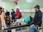 Faida-menjenguk-korban-kecelakaan-maut-bus-rombongan-nakes-Rumah-Sakit-Bina-Sehat-di-probolinggo.jpg