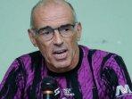 jatim/Fernando-Valente-saat-diperkenalkan-oleh-Arema-FC-kepada-publik-dan-para-pemain-Arema-FC.jpg