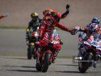Francesco-Bagnaia-memberikan-ucapan-selamat-kepada-Jorge-Martin.jpg