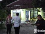 Garis-polisi-terpasang-di-lokasi-temuan-kerangka-manusia-yang-terkubur-di-kamar-rumah.jpg