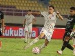 Gelandang-Madura-United-Jordy-Wehrmann-pada-laga-PSS-Sleman-vs-Madura-United.jpg