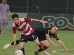 Gelandang-Madura-United-Rivera-diadang-pemain-Persija-Maciel-Gajos-Madura-United-vs-Persija-Jakarta.jpg