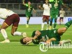 Gelandang-Persebaya-Francisco-Rivera-mengerang-kesakitan-akibat-mengalami-cedera.jpg