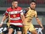 Gelandang-asing-Madura-United-Jordy-Wehrmann-saat-Laga-Madura-United-vs-Persija-Jakarta.jpg