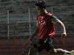 Gelandang-muda-Persebaya-Toni-Firmansyah-ikut-latihan-jelang-menghadapi-laga-Arema-FC-vs-Persebaya.jpg