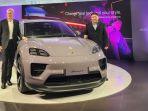 General-Manager-Porsche-Indonesia-Alexander-Riedel-saat-foto-bersama-Porsche-Macan-4.jpg