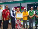 Gubernur-Jatim-Khofifah-Indar-Parawansa-meninjau-dua-unit-rumah.jpg