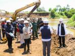 Gubernur Khofifah Tinjau Pembangunan Spillway Sungai Tanggul, Target 1046 Ha Sawah di Jember Terairi
