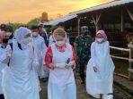 Gubernur-Jatim-Khofifah-Indar-Parawansa-saat-mengunjungi-kelompok-ternak-sapi-Lembu.jpg