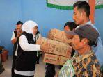 Gubernur-Jatim-Khofifah-saat-memberikan-bantuan-untuk-korban-tanah.jpg