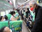 Gubernur-Jawa-Tengah-Ganjar-Pranowo-berbincang-dengan-warga-yang-mengikuti-mudik-gratis-naik-kereta.jpg