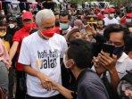 Gubernur-Jawa-Tengah-Ganjar-Pranowo-menemui-warga-yang-mengikuti-mudik-gratis-ke-Jawa-Tengah.jpg