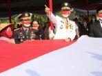 Gubernur-Jawa-Tengah-Ganjar-Pranowo-menerima-bendera-raksasa-dari-buruh-migran.jpg