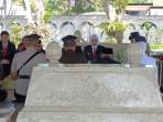 Gubernur-Jawa-Timur-Khofifah-Indar-Parawansa-bersama-pejabat-ziarah-ke-Makam-Bung-Karno.jpg
