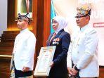 Gubernur-Jawa-Timur-Khofifah-Indar-Parawansa-menerima-anugerah-Lencana.jpg
