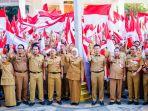 Gubernur-Jawa-Timur-Khofifah-Indar-Parawansa-mengibarkan-bendera-merah-putih-saat-apel-pagi.jpg