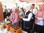 Gubernur-Jawa-Timur-Khofifah-Indar-Parawansa-meninjau-langsung-berbagai-produk-herbal.jpg